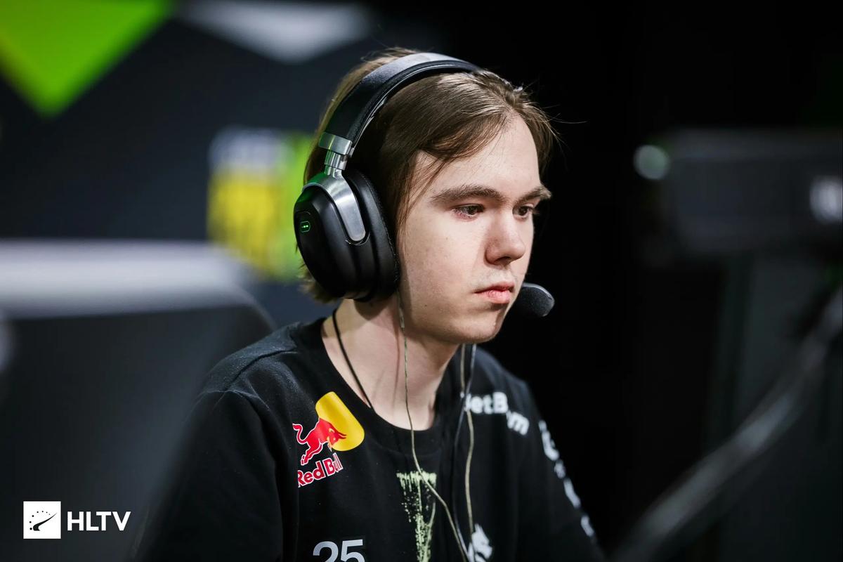 曼聯告別中場大將！弗雷德加盟土超費內巴切！.